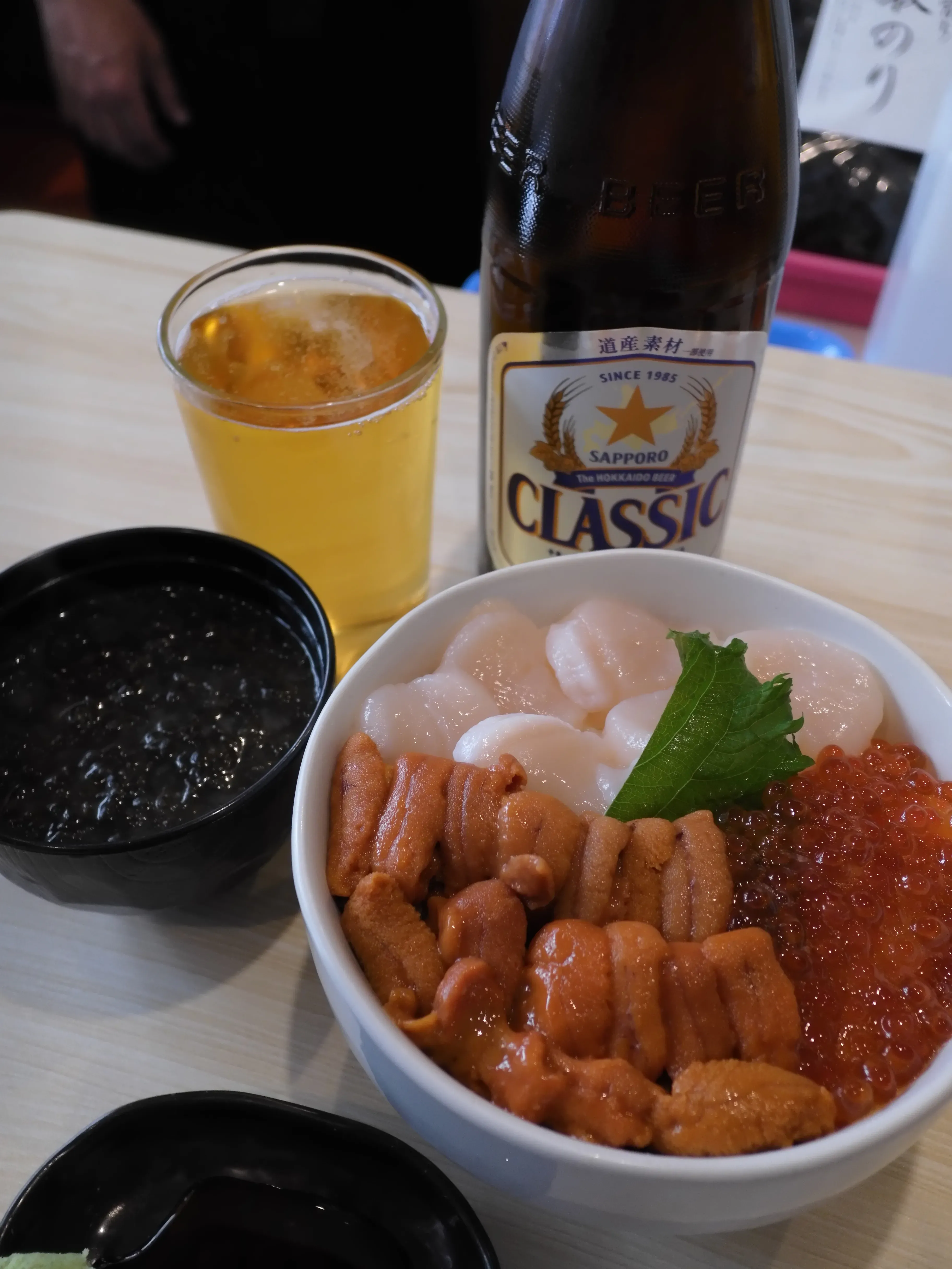 ウニいくら帆立丼とサッポロクラシック