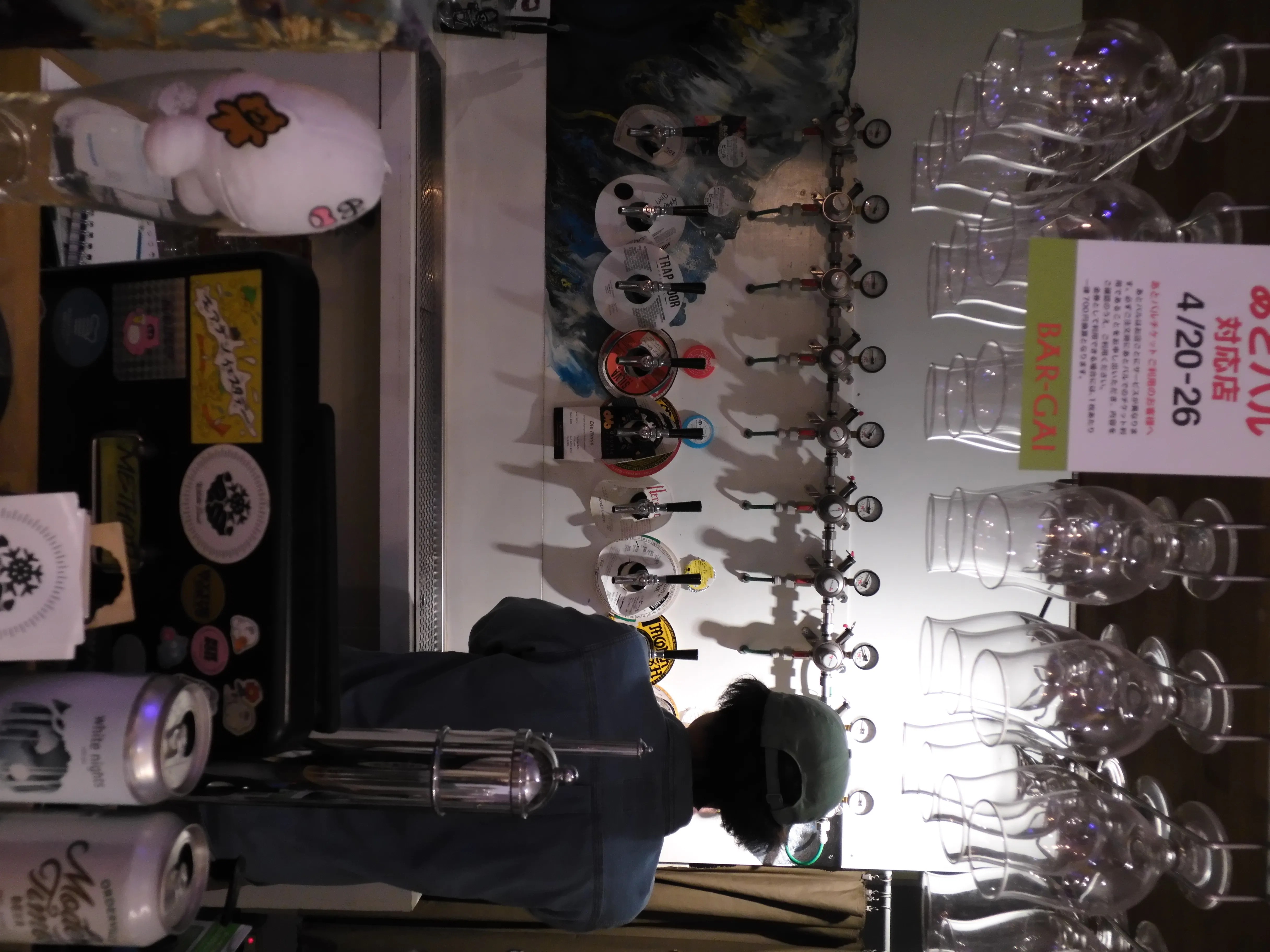 サーバーからビールを注ぐ店員さん