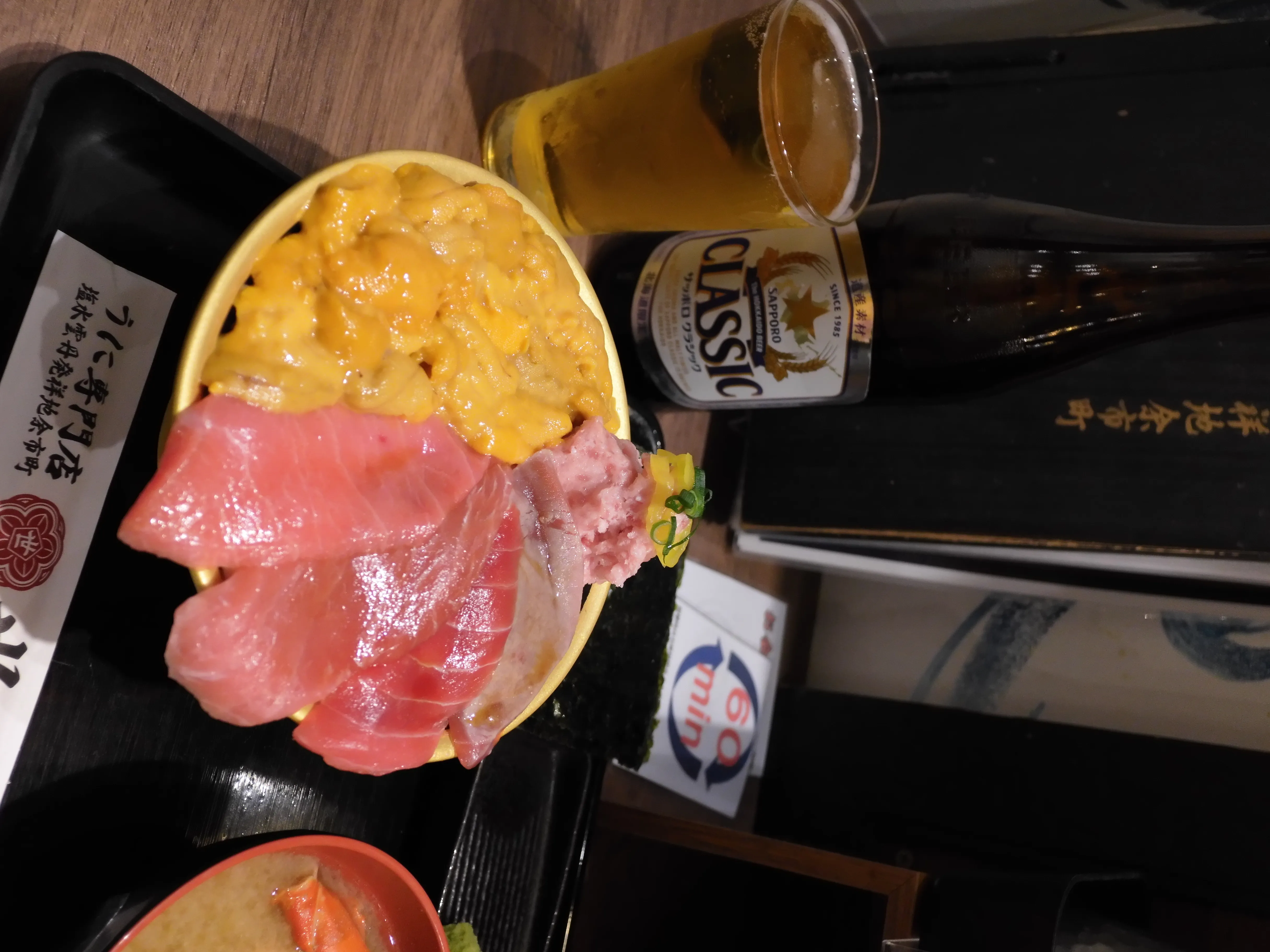 うに本鮪5種食べ比べ丼とサッポロクラシック